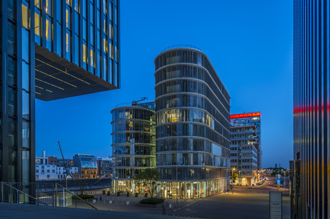 Deutschland, Düsseldorf, Blick vom Hyatt Regency Hotel auf Geschäftshäuser am Medienhafen, lizenzfreies Stockfoto