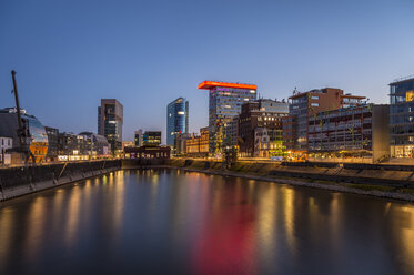 Deutschland, Düsseldorf, Medienhafen, Hochhaus Colorium, blaue Stunde - FRF000285