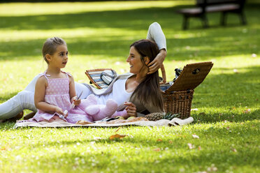 Mutter und Tochter machen ein Picknick im Park - CHAF000747