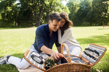 Glückliches Paar beim Picknick im Park - CHAF000749