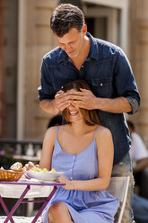 Glückliches Paar, das sich in einem Restaurant auf dem Bürgersteig trifft - CHAF000776