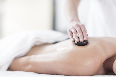 Frau erhält Hot-Stone-Massage in einem Spa - ZEF006399