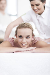 Junge Frau erhält eine Massage in einem Spa - ZEF006402