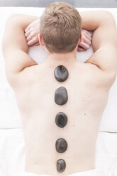 Mann erhält Hot-Stone-Massage in einem Spa - ZEF006411