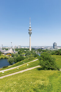 Deutschland, Bayern, München, Olympiagelände mit Fernsehturm, Park und See - VIF000352