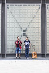 Germany, Berlin, two waiting teenage boys with baggage - MMFF000857