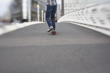 Skateboard fahrender Jugendlicher - MMFF000869