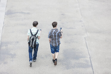 Back view of two teenage boys with smartphones - MMFF000870