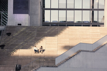 Deutschland, Berlin, zwei Teenager sitzen auf einer Treppe - MMFF000872