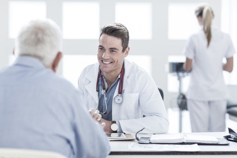 Patient konsultiert Arzt, lizenzfreies Stockfoto