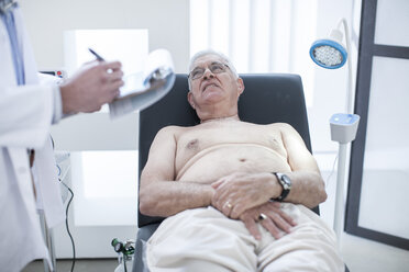 Älterer Mann beim Check-up im Krankenhaus - ZEF006616