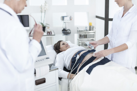 Schwangere Frau wird medizinisch untersucht, lizenzfreies Stockfoto