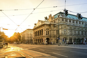 Österreich, Wien, Opernplatz bei Sonnenuntergang - PUF000378