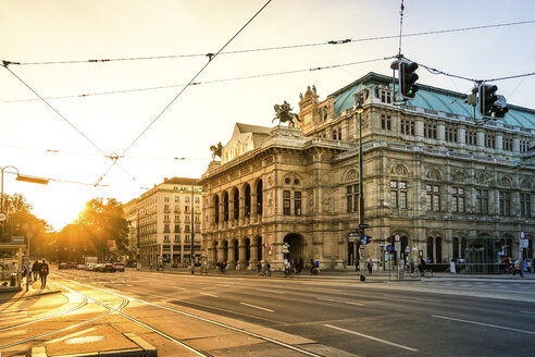 Österreich, Wien, Opernplatz bei Sonnenuntergang - PUF000378