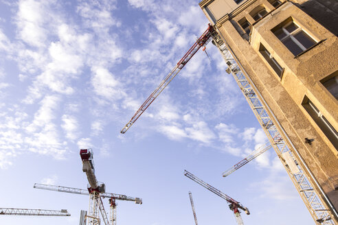 Deutschland, Berlin, Kräne auf der Baustelle - CMF000286