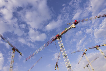 Deutschland, Berlin, Kräne auf der Baustelle - CMF000285