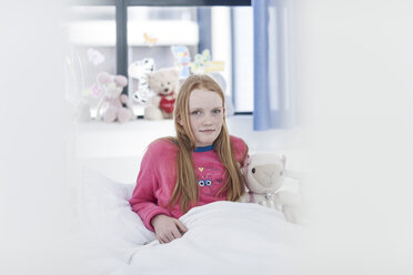 Porträt eines Mädchens mit roten Haaren im Krankenhausbett - ZEF006010