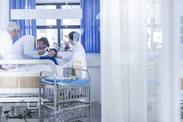 Ärzte untersuchen kleinen Jungen im Krankenhausbett - ZEF006028