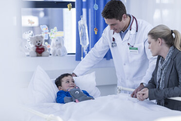 Mutter und Arzt besuchen einen kleinen Jungen im Krankenhausbett - ZEF006030