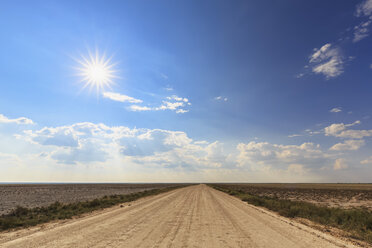 Namibia, Etosha-Nationalpark, Blick auf leere Schotterstraße - FOF008106