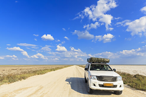 Namibia, Etoscha-Nationalpark, Geländewagen mit Dachzeltparkplatz bei Fisher's Pan - FOF008107