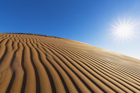 Afrika, Namibia, Namib-Wüste, Namib-Naukluft-Nationalpark, Wüstendüne gegen die Sonne, lizenzfreies Stockfoto