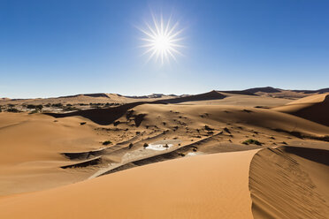 Afrika, Namibia, Namib-Wüste, Namib-Naukluft-Nationalpark, Blick auf Wüstendünen - FOF008157