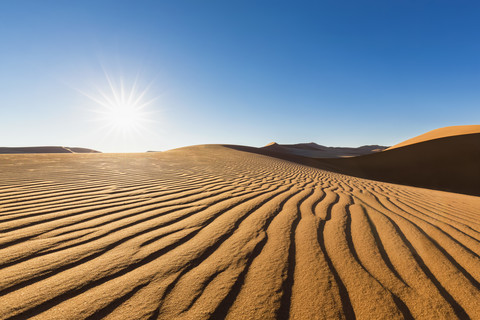Afrika, Namibia, Namib-Wüste, Namib-Naukluft-Nationalpark, Wüstendüne gegen die Sonne, lizenzfreies Stockfoto