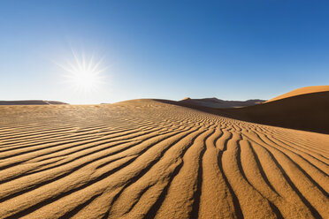 Afrika, Namibia, Namib-Wüste, Namib-Naukluft-Nationalpark, Wüstendüne gegen die Sonne - FOF008158