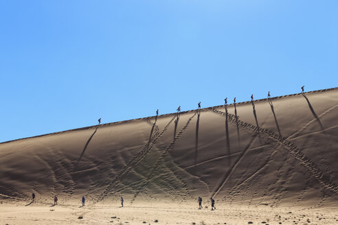 Namibia, Namib-Wüste, Namib-Naukluft-Nationalpark, Reisegruppe wandert auf Wüstendüne - FOF008169