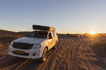 Namibia, Namib-Wüste, Namib-Naukluft-Nationalpark, Geländewagen mit Dachzelt - FO008175