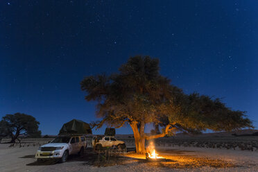 Namibia, Namib-Wüste, Namib-Naukluft-Nationalpark, Camping mit Lagerfeuer bei Nacht - FOF008176