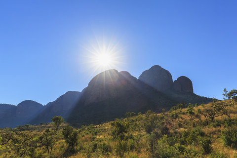 Afrika, Südafrika, Marakele-Nationalpark, Waterberg-Gebirgskette im Gegenlicht der Sonne, lizenzfreies Stockfoto