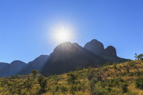 Afrika, Südafrika, Marakele-Nationalpark, Waterberg-Gebirgskette im Gegenlicht der Sonne - FOF008201