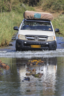 Simbabwe, Masvingo, Gonarezhou-Nationalpark, Geländewagen überquert den Fluss Runde - FOF008222