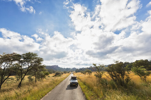 Afrika, Simbabwe, Matobo National Park, Jeep mit Dachzelt auf der Straße - FOF008207
