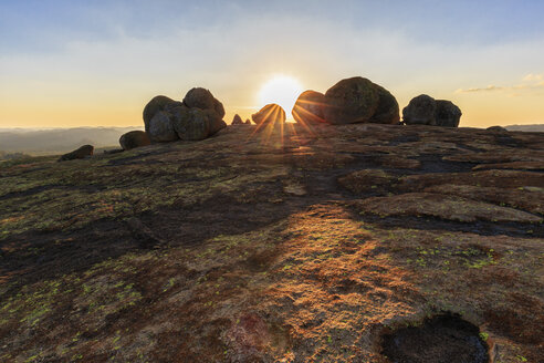 Afrika, Simbabwe, Matobo National Park, Felsformation mit Grab von Cecil Rhodes bei Sonnenuntergang - FOF008209