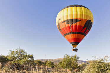 Südafrika, Nordwesten, Bojanala Platinum, Heißluftballon im Pilanesberg Wildreservat - FO008197