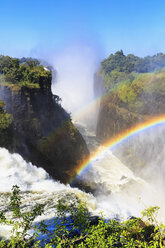 Südliches Afrika, Simbabwe, Victoriafälle, Teufelskatarakt mit Regenbogen - FOF008250