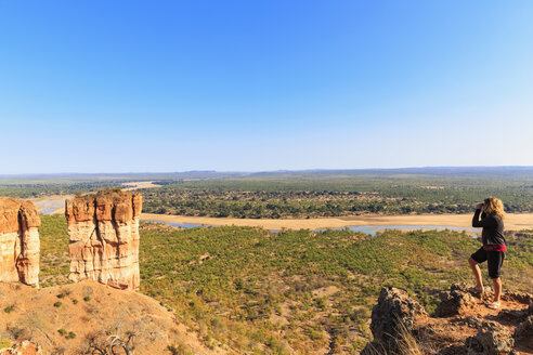 Simbabwe, Masvingo, Gonarezhou-Nationalpark, Frau mit Blick auf den Fluss Runde und die Chilojo-Klippen - FOF008217