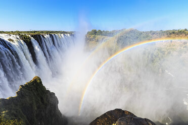 Südliches Afrika, Simbabwe, Victoriafälle mit Regenbogen - FOF008254