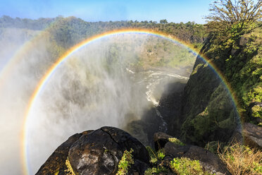 Südliches Afrika, Simbabwe, Victoriafälle mit Regenbogen - FOF008255