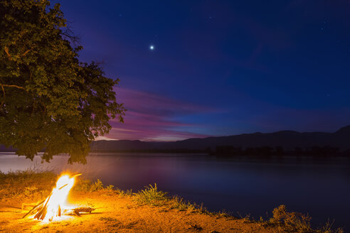 Simbabwe, Bezirk Urungwe, Mana-Pools-Nationalpark, Lagerfeuer am Flussufer des Sambesi bei Nacht - FOF008243
