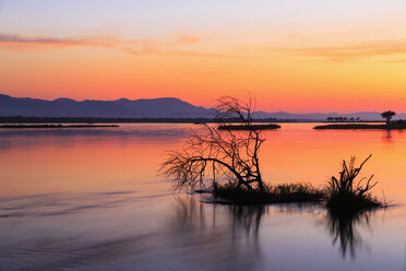 Simbabwe, Bezirk Urungwe, Mana Pools National Park, Sonnenuntergang am Sambesi - FOF008244