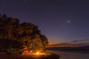 Simbabwe, Bezirk Urungwe, Mana-Pools-Nationalpark, Lagerfeuer am Flussufer des Sambesi bei Nacht - FOF008247