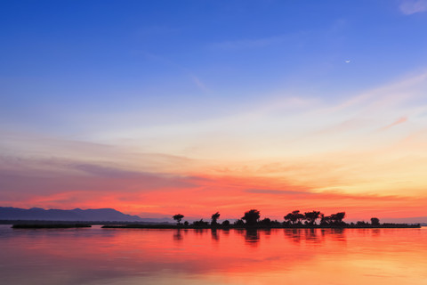 Simbabwe, Bezirk Urungwe, Mana Pools National Park, Sonnenuntergang am Sambesi, lizenzfreies Stockfoto