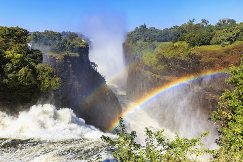 Südliches Afrika, Simbabwe, Victoriafälle, Teufelskatarakt mit Regenbogen, lizenzfreies Stockfoto