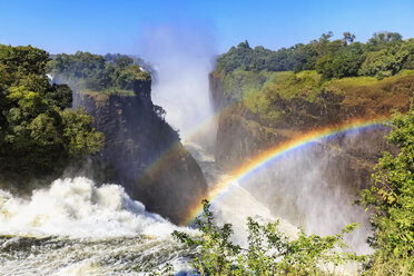 Südliches Afrika, Simbabwe, Victoriafälle, Teufelskatarakt mit Regenbogen - FOF008258