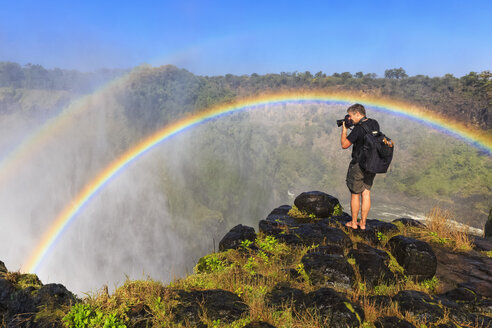 Südliches Afrika, Simbabwe, Victoriafälle, Fotograf mit Regenbogen - FOF008259
