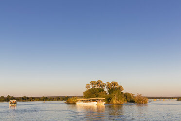 Südliches Afrika, Simbabwe, Touristenboote auf dem Sambesi-Fluss - FOF008260